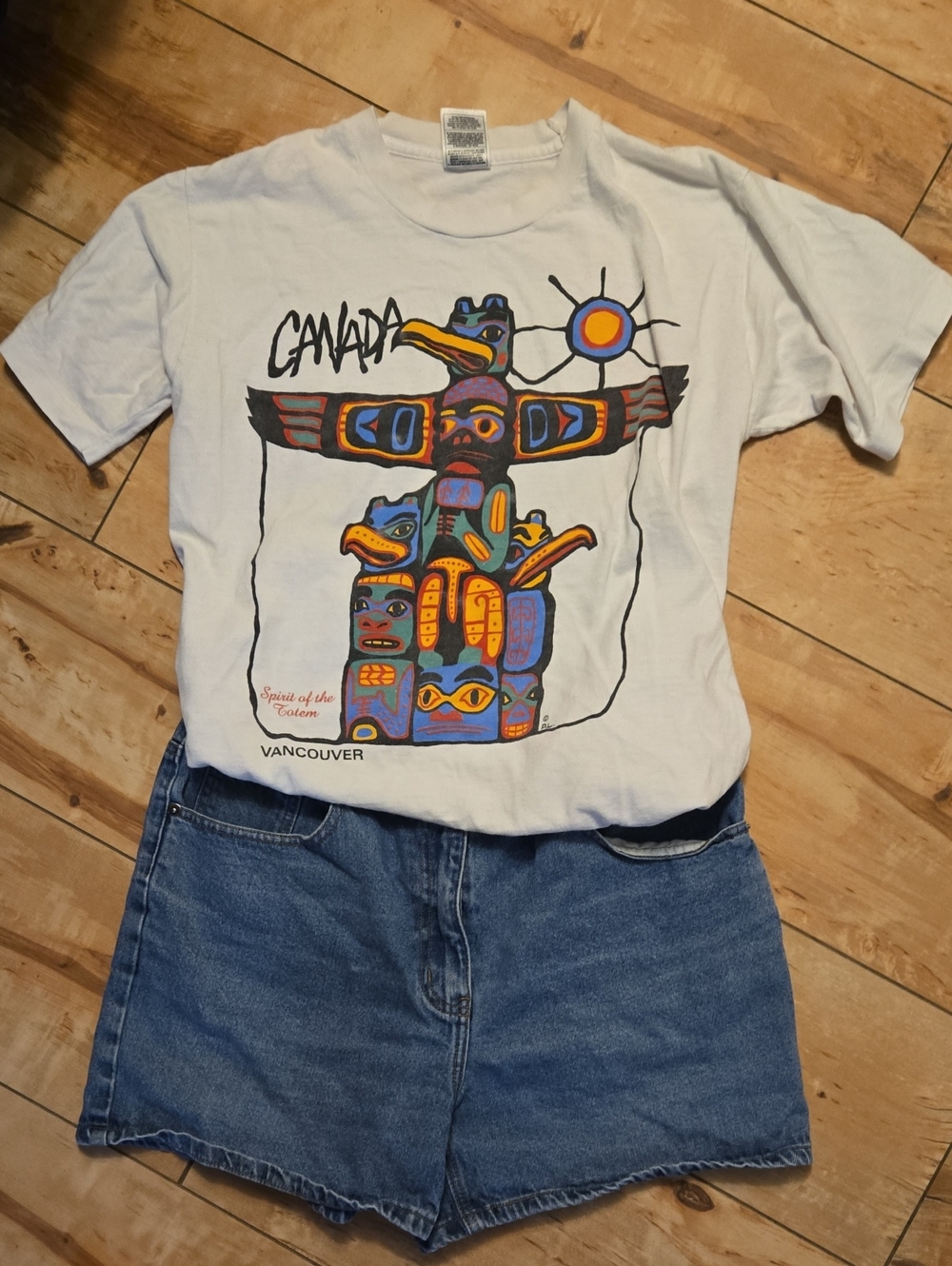 Fruit of the Loom White Canada Totem Graphic Tee - Picture 4 of 4